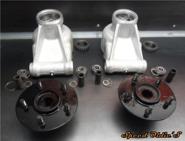 Atelier reparation voiture collection anglaise Jaguar e-type V12 moyeux et train arrière